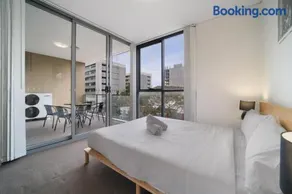Balcony and record player minutes from Mascot - Image 2