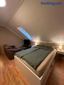 Comfortable room - Double bed - Private bathroom - Free parking - Shared kitchen - Bus stop and store 2 min walk - Image 3