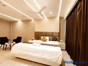 HOTEL WHITE ROCK - All Luxury Rooms By SKY Hotels - Image 3
