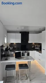 Exceptional 1 bedroom riverside 2E apartment - Image 2