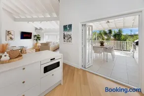 Stylish & Central Coastal Apartment - Image 2