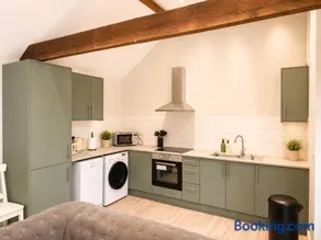 Stylish Apartment in Bourne Town Centre | Sleeps 4 - Image 4