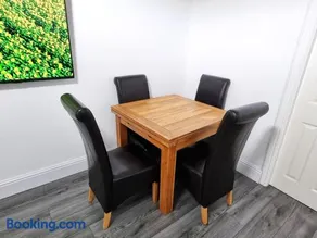 3 Bedroom Spacious Modern Comfortable Home in Rochdale, Work, Relax, Explore Manchester, Oldham, Bury - Image 2