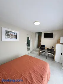 Chambre climatisée et salle de bain privatives, parking - Image 2