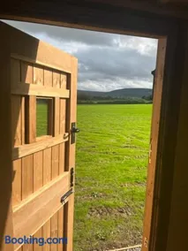 Honeysuckle Shepherd's Hut - Image 3