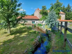 Maison de charme restaurée au bord d'un ruisseau avec terrasse, proche activités de plein air et confort moderne - Image 1