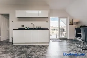 Private Two Bedroom Residence in Southbourne - Private Parking - Off the High Street - Minutes Away from the Beach - Image 5