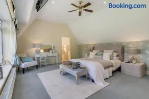 Spacious 5-Bedroom Farmhouse l Near Thetford Forest - Image 5