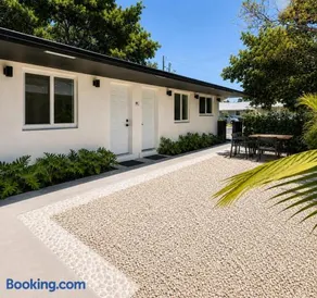 Stylish Pet Friendly 2BR Near Beach & FLL - Image 3