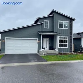 Post Falls Hideaway New 4 Bedroom Home Short Term - Image 1