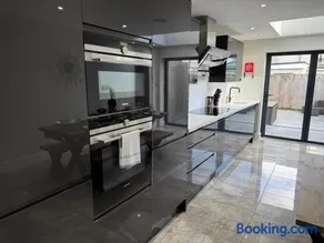 Luxurious Modern House With Garden Close To City Centre - Image 4