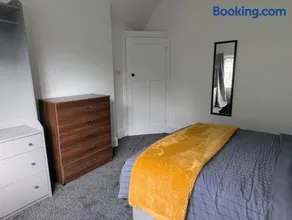 5BR Spacious Contractor Home, Parking for 2 vans - Image 4