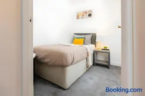 Luxury 2BR House, Great for Families, Sleeps 4! - Image 5