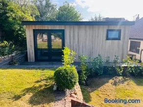 Plas Bach Annexe - Stylish Garden Annexe in the Heart of Prestatyn North Wales Less than 5 mins walk to high street We welcome workers couples solo travellers or small families More info in host details - Image 1