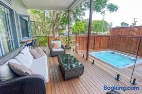 Beach House with spa among the trees Coolum Beach - Image 1