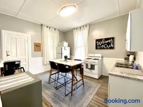 Walk to Wrigley 3BR1BA Sleeps 8 Free Parking - Image 3