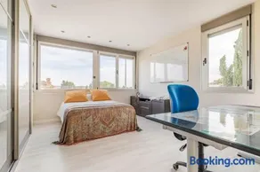 Villa Oasis en Madrid con 3Hab, 4baños y elegante piscina - Image 5