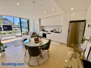 Executive One Bedroom apartment and Courtyard Retreat - Image 1