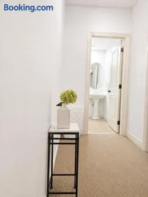 Cozy suite with a private entrance - Image 4