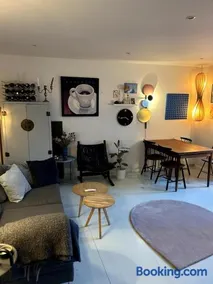 Lovely apartment with patio - Image 1