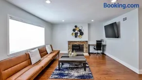 H&H Modern Lux 4BD 1 King Suite 3 Queen SoCal Disney - Image 4