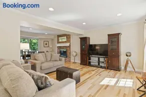 Spacious Edgewater Home Deck & Sleeps 10 - Image 5