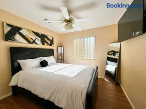 Spacious 4BR Fam Retreat King Bed WIFI And Parking - Image 2