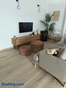 Bonita casa con jardín y piscina - Image 3