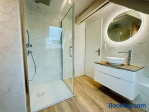 Maison de charme avec vue sublime et piscine à débordement - Image 3