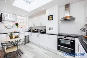 Chic Rooms in Spitalfields, London - Image 3