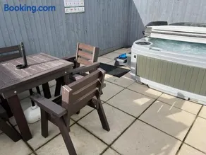 Gamekeepers Cottage - Hot Tub, 2 bed, sleeps 4, private patio, AC, stunning views - Image 4