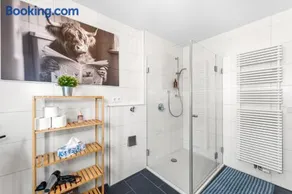 Nexstay Design Wohnung mit Loggia und Parkplatz - Image 3
