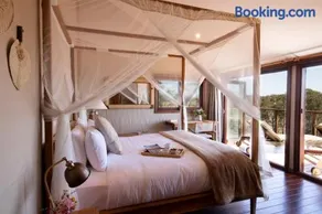 Sunvale Stunning Wilderness Luxury Lodge with Woodfire Heated Spa - Image 4