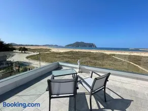 Lujosa casa en primera línea playa increibles vistas mar - Image 3