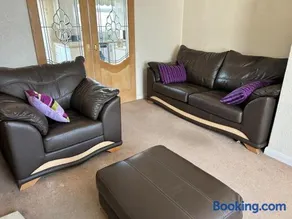 Cosy 3-Bedroom House in Coventry Free Parking Ideal for Families & Contractors - Image 4
