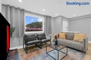 Stylish 3 BR Apt with Free Parking, Wifi and Patio - Image 4