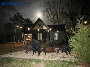 Stacies Moms Farmhouse Retreat - Image 2