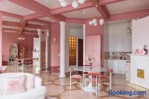 Luxury Pink Suite, autohalli - Image 5