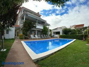 Luxury House with 4 Bedrooms & Pool in Marisol - Image 1