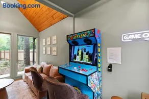 Stay Portland - Alpine Retreat Hot Tub, Fire Pit & Game Room - Image 1