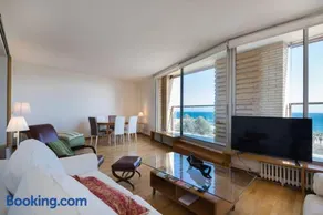 Sea views & city skyline - Image 2