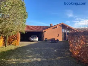Værelse, bad og toilet i villa - Image 1