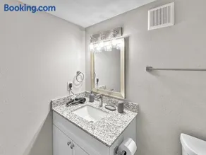 Comfy 1BR 1BA Retreat Near Dallas North Tollway - Image 3