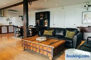 Stylish 2-Bed Home, Stunning View, Fire Pit, Festoon Lights, BBQ and walk to Pub - Image 4