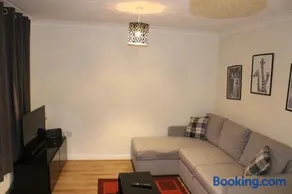 4 Bedroom house, Parking, Wi-Fi, Near Town Centre - Image 4