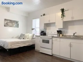 Cozy Bachelor Condo Downtown WiFi & Smart TV - Image 2