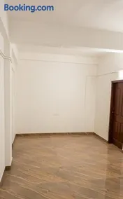 Elegant Stay in a Prime Spot - Image 2