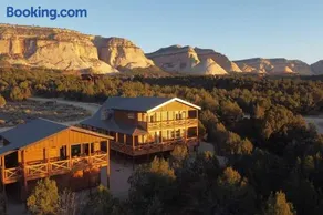 Painted Cliffs-Hot Tub, Amazing Views Between Zion and Bryce - Image 3