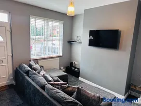 House in Hemingfield, Ideal for Contractors and Long Stays - Image 4