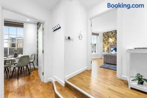 Stylish 1 Bedroom Apartment Near Heathrow, Windsor Castle, Thorpe Park - Staines London TW18 - Image 2